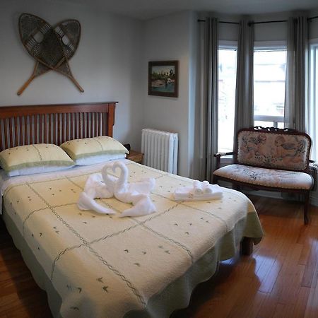 Rose Garden Bed And Breakfast โตรอนโต ภายนอก รูปภาพ