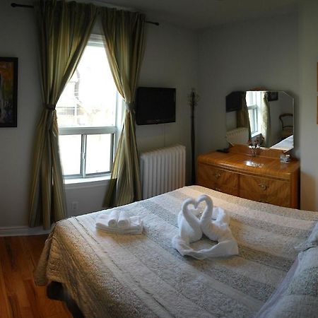 Rose Garden Bed And Breakfast โตรอนโต ภายนอก รูปภาพ