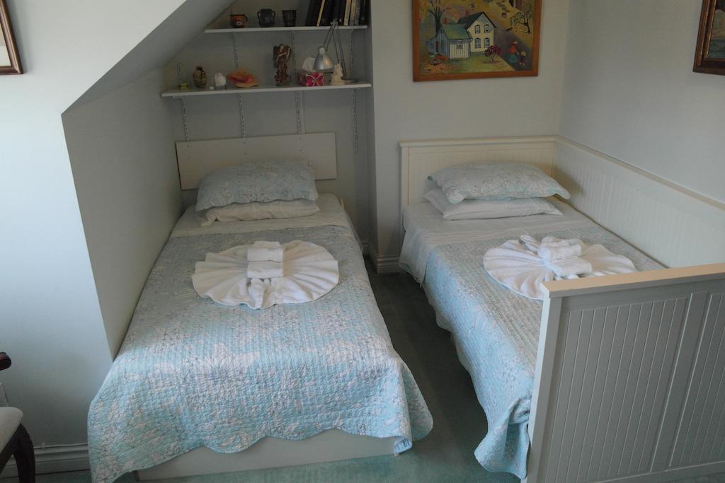 Rose Garden Bed And Breakfast โตรอนโต ห้อง รูปภาพ