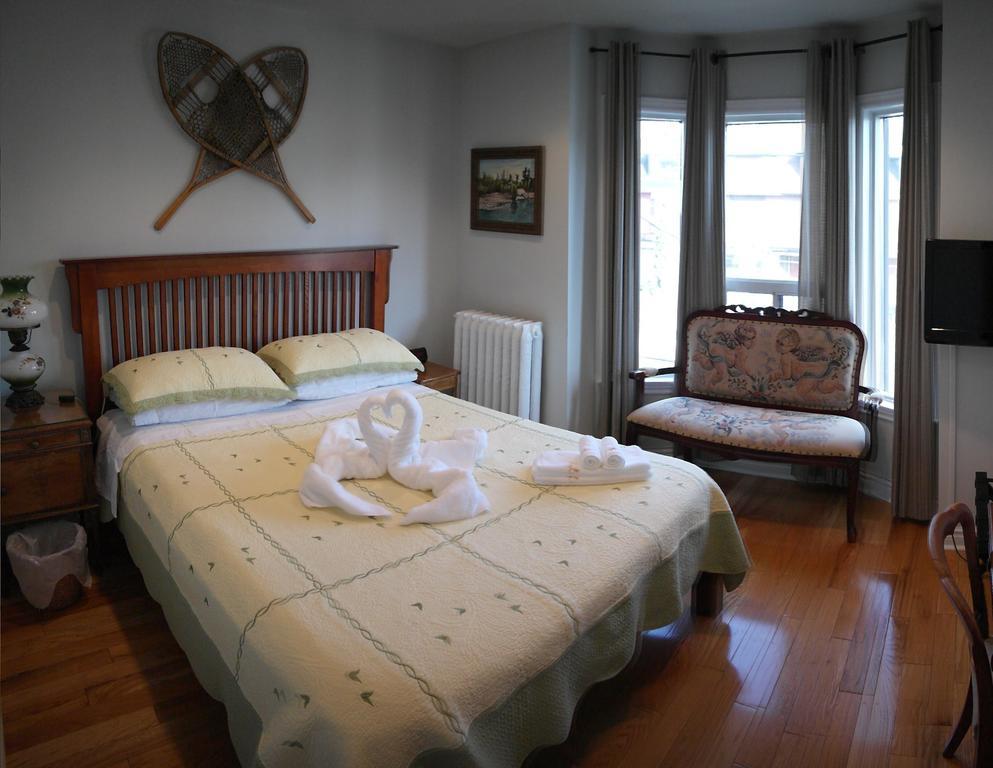 Rose Garden Bed And Breakfast โตรอนโต ภายนอก รูปภาพ