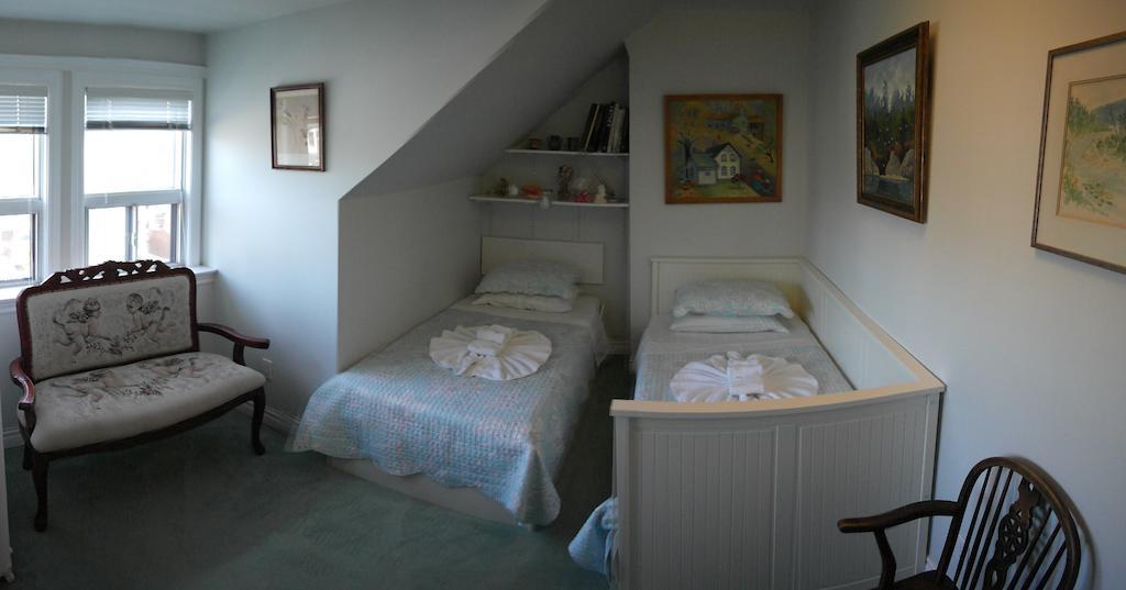 Rose Garden Bed And Breakfast โตรอนโต ภายนอก รูปภาพ