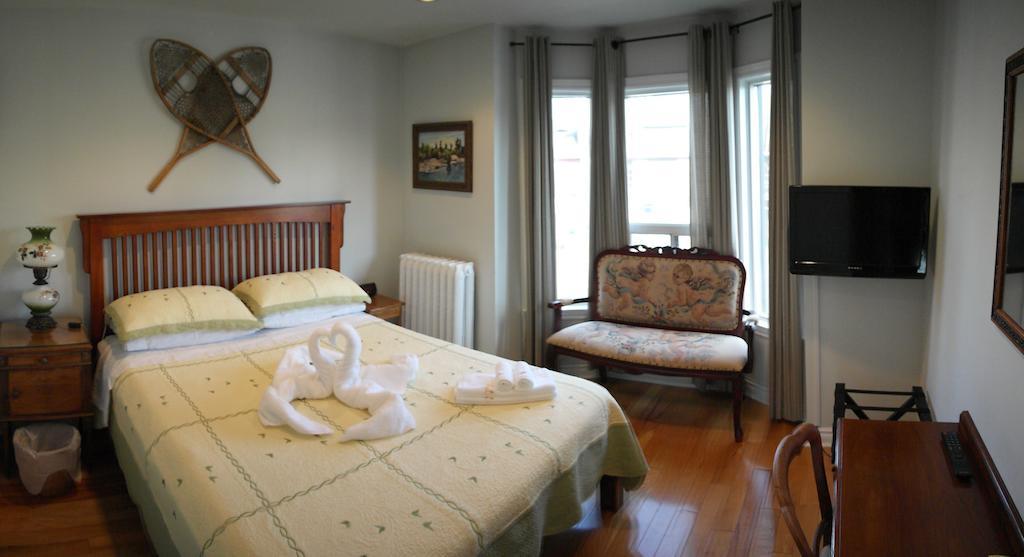 Rose Garden Bed And Breakfast โตรอนโต ห้อง รูปภาพ
