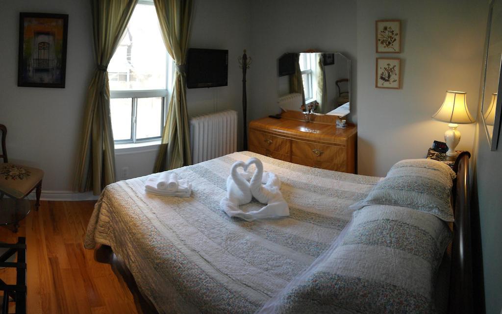 Rose Garden Bed And Breakfast โตรอนโต ห้อง รูปภาพ