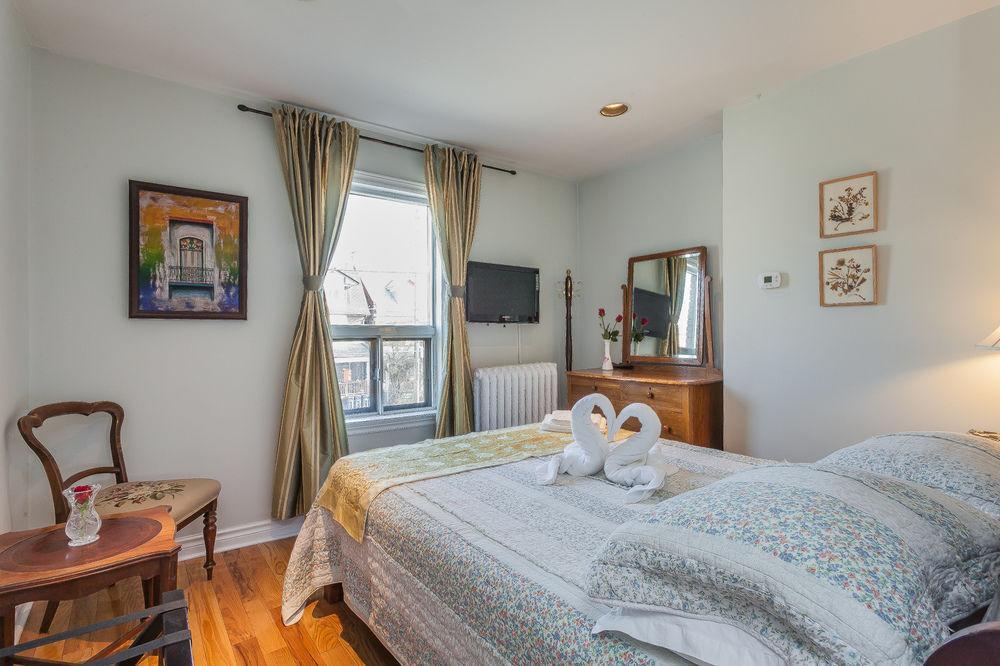 Rose Garden Bed And Breakfast โตรอนโต ภายนอก รูปภาพ