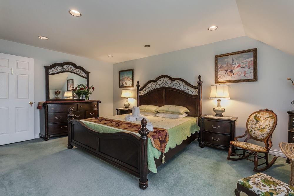 Rose Garden Bed And Breakfast โตรอนโต ภายนอก รูปภาพ