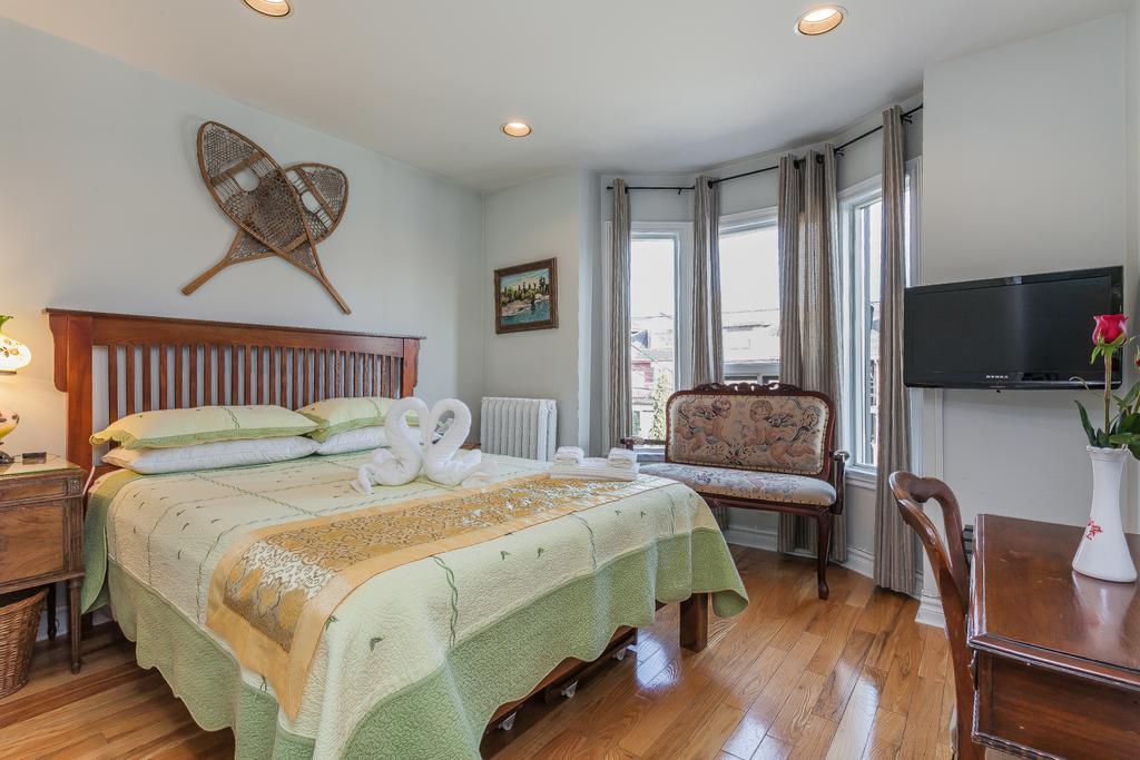 Rose Garden Bed And Breakfast โตรอนโต ภายนอก รูปภาพ