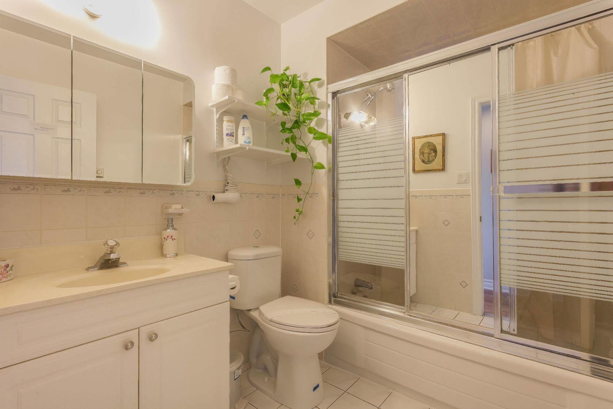 Rose Garden Bed And Breakfast โตรอนโต ภายนอก รูปภาพ